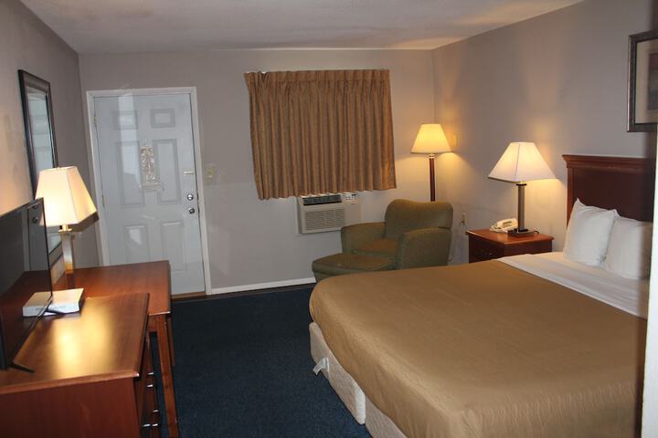 Room 4 of 9