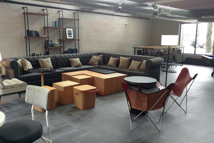 Lounge 41 of 56