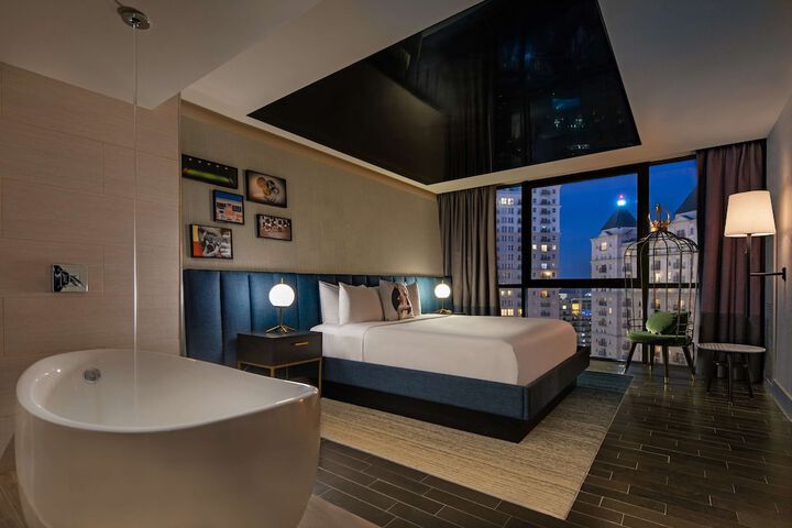 Room 11 of 80