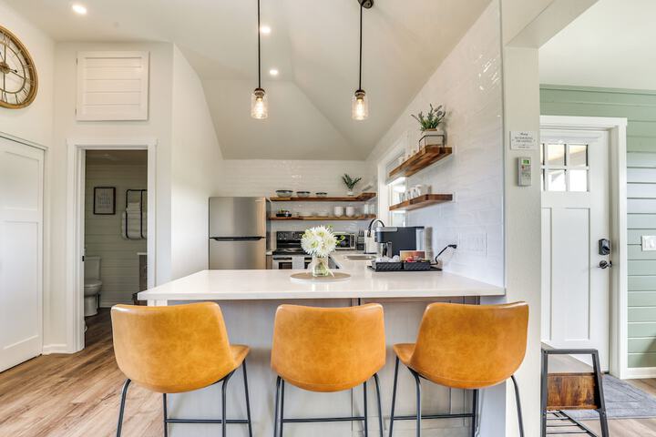 Idyllic Enumclaw Studio w / Mount Rainier Views