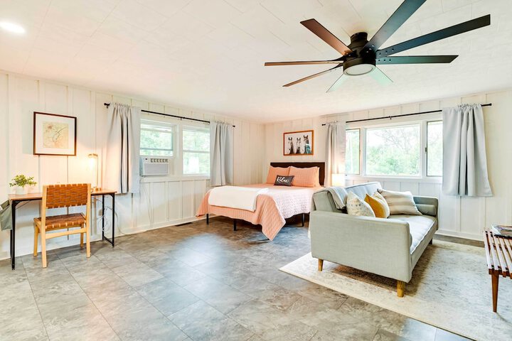 Modern Studio 13 Mi to Saratoga Racetrack!