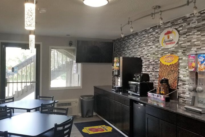 Super 8 by Wyndham Brownsburg