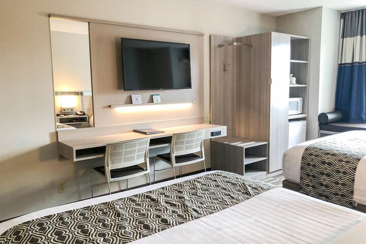 Room 6 of 18