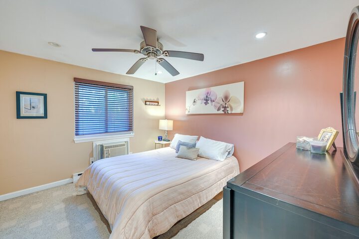 Cozy Dix Hills Apt w / Deck 7 Mi to Beach!
