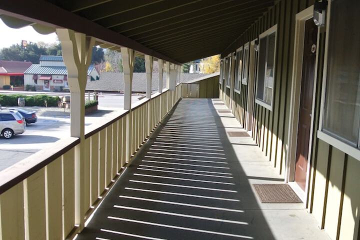 Vino Inn & Suites
