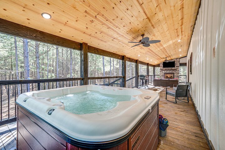 Near New Casino: Broken Bow Cabin w / Hot Tub