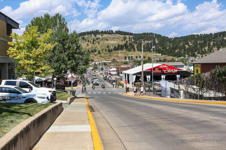 Centrally Located Sturgis Apt on Main St. w / Garage