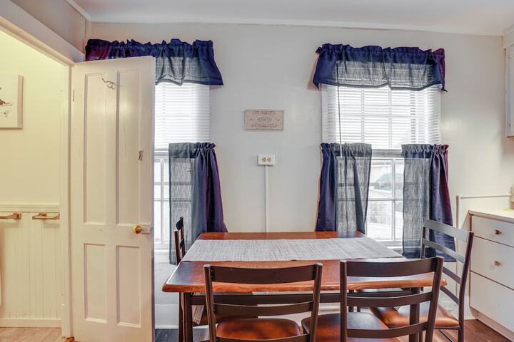 Pet-friendly Auburn Apartment w / Balcony!