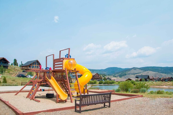 Luxe Rocky Mtn Retreat w / Hot Tub - by Winter Park