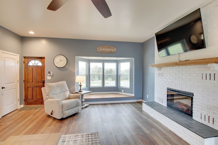 Chic Ste Genevieve Home w / Nice Interior Amenities