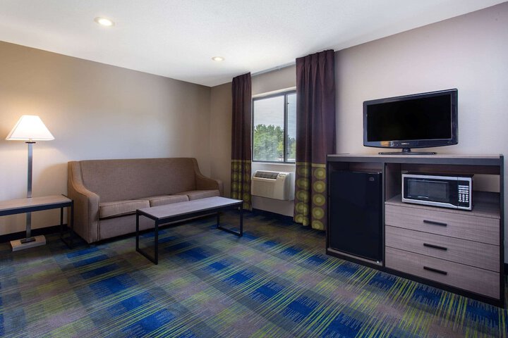 Super 8 by Wyndham Cromwell / Middletown