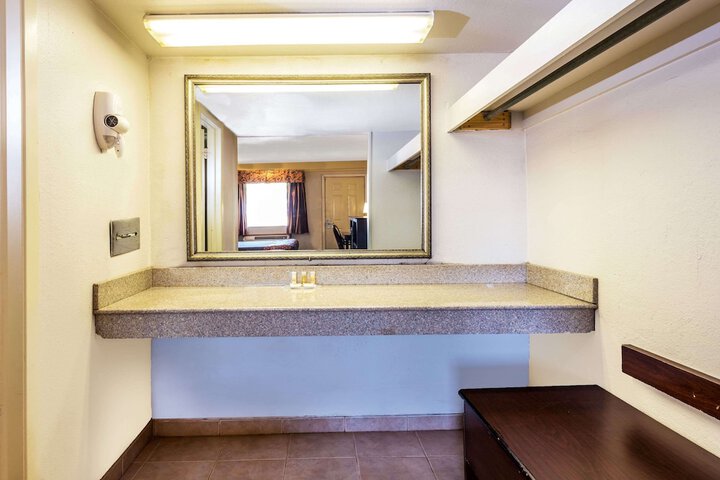 Room 16 of 32