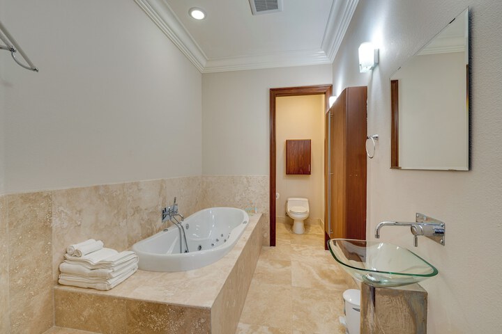 Groveland Home w / Pool: Luxurious Lakefront Oasis!