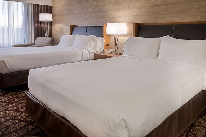 Holiday Inn Hotel & Suites Warren by IHG