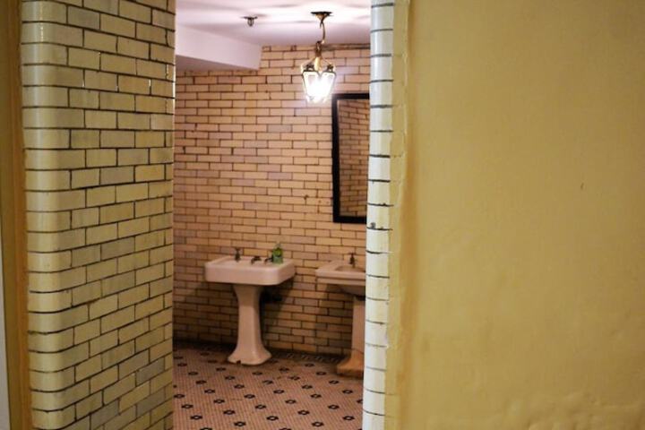 Room 16 of 37
