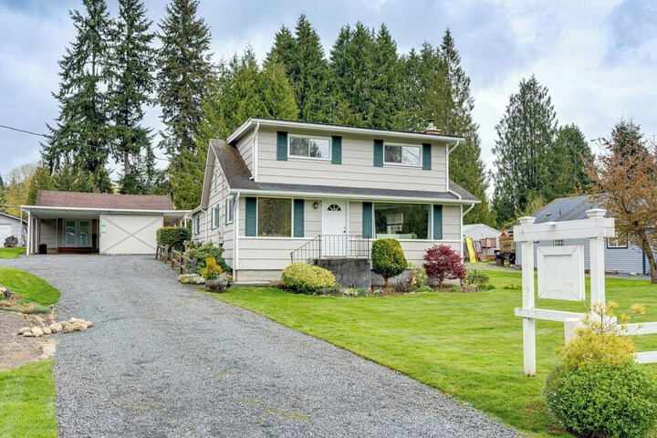 Charming Updated Retreat Walk to Lake Stevens!