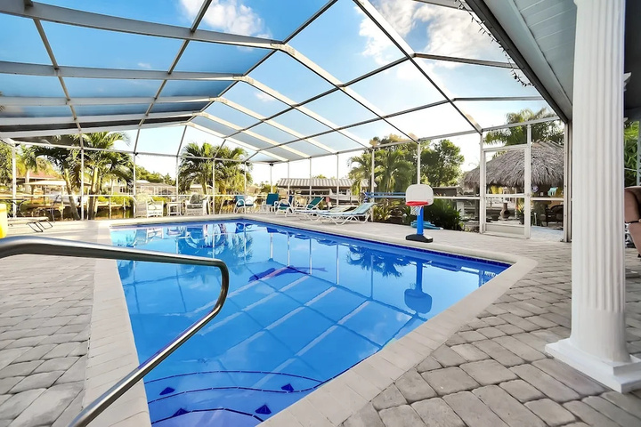 Apollo Beach W / Pool Room To Entertain, Pet Friendly! 6 Bedroom Home