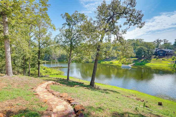 Lakefront Retreat in Jefferson w / Screened Porch!