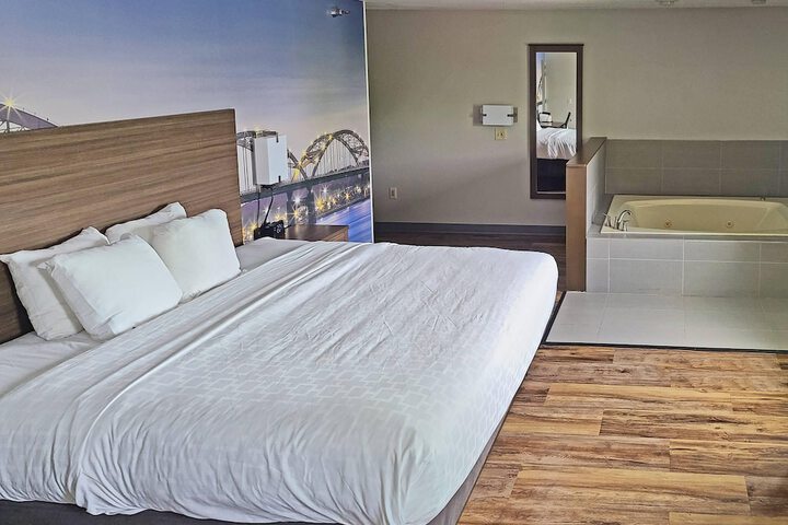 Clarion Pointe Bettendorf - Quad Cities