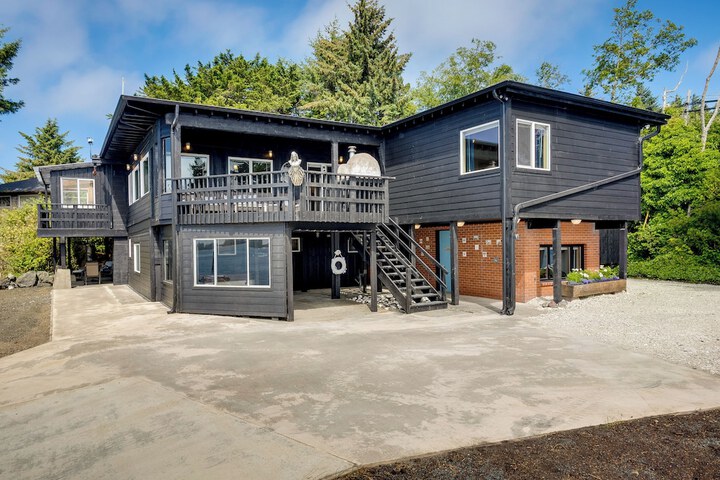 Waterfront Coos Bay Retreat w / Kayaks!