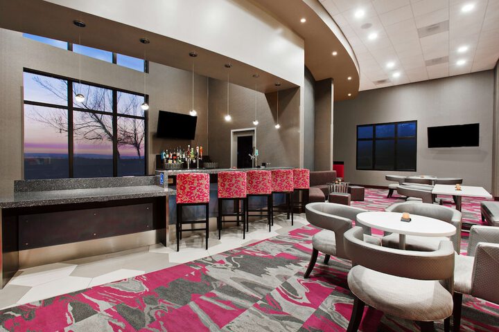 Lounge 27 of 32
