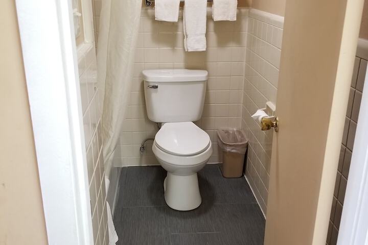 Room 7 of 12