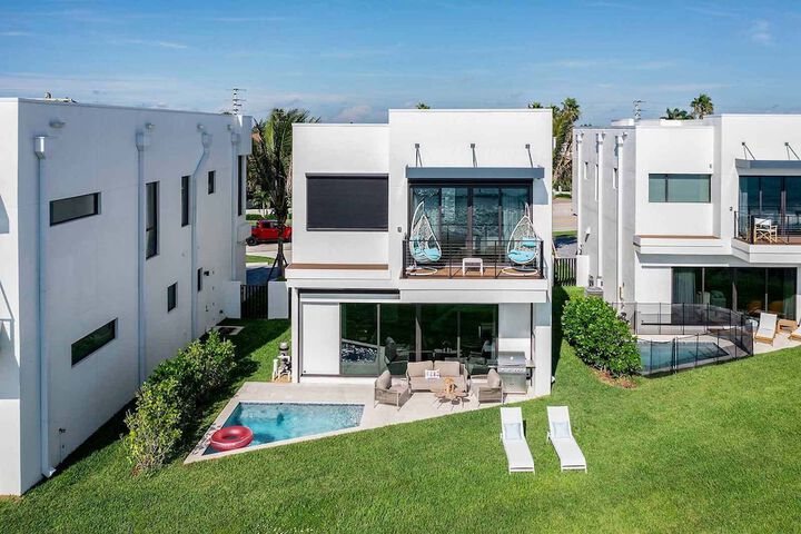 Harbor Island Beach Club Homes by Villatel