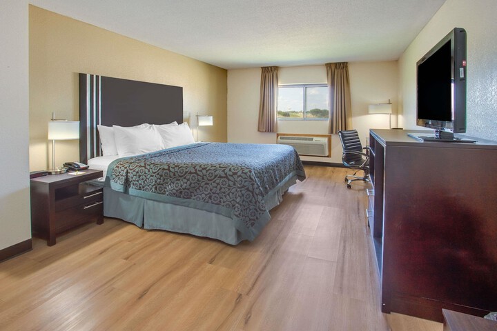 Room 6 of 17
