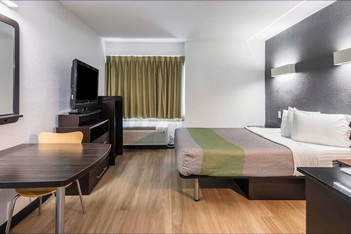 Room 33 of 53