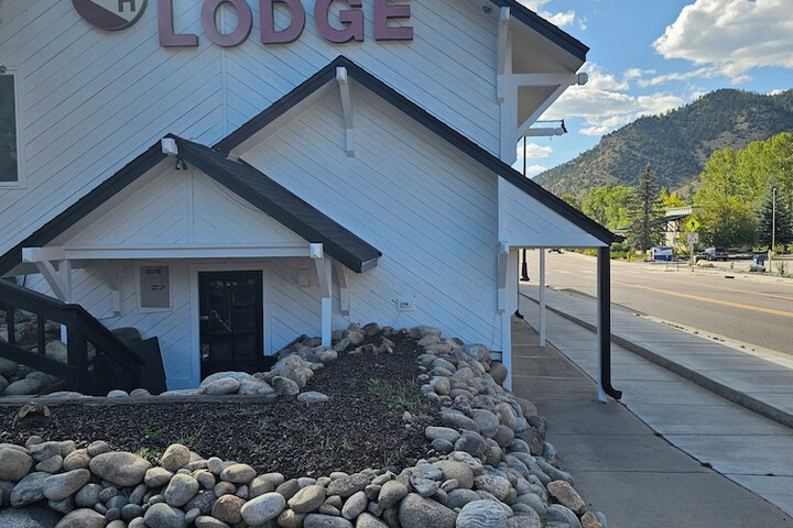 H & H Motor Lodge