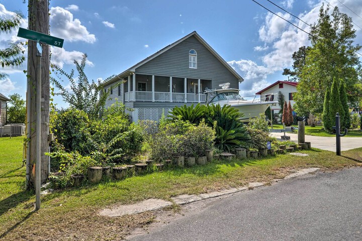Luxurious Waterfront Home w / Private Pier & Views!