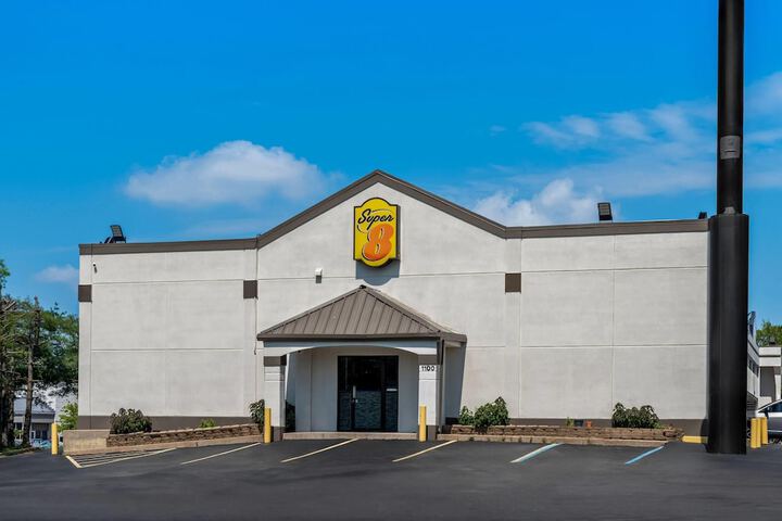 Super 8 by Wyndham Brownsburg