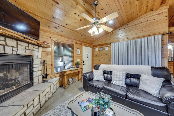 Hot Tub & Deck: Broken Bow azalea House'