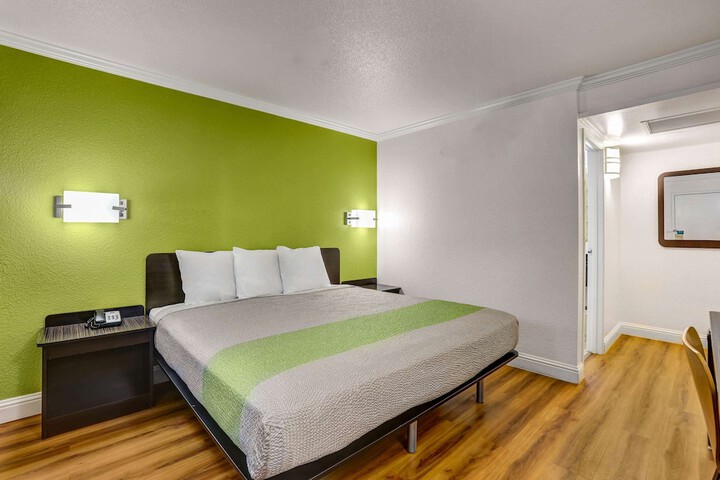 Room 17 of 27