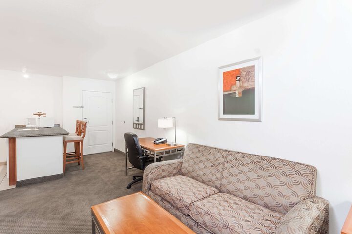 Hawthorn Suites by Wyndham Victorville
