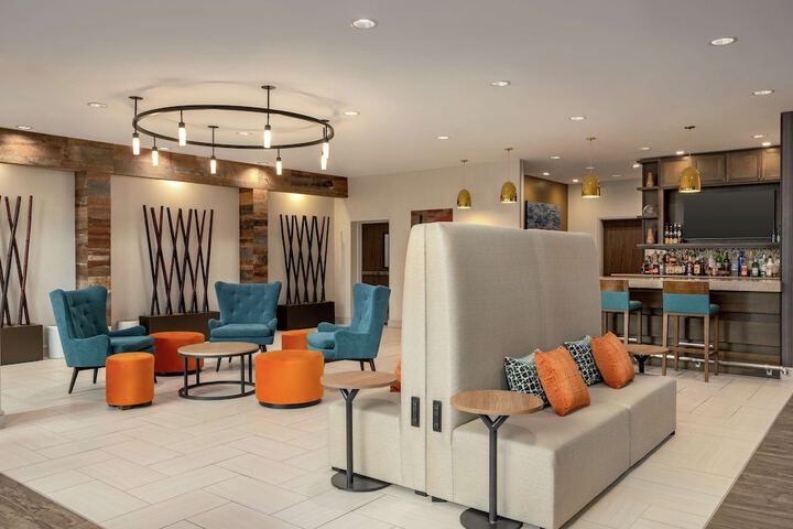Lounge 17 of 25
