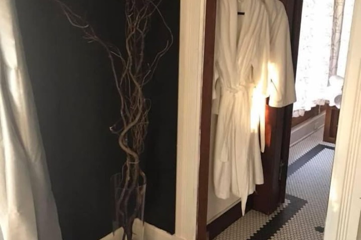 Room 9 of 20