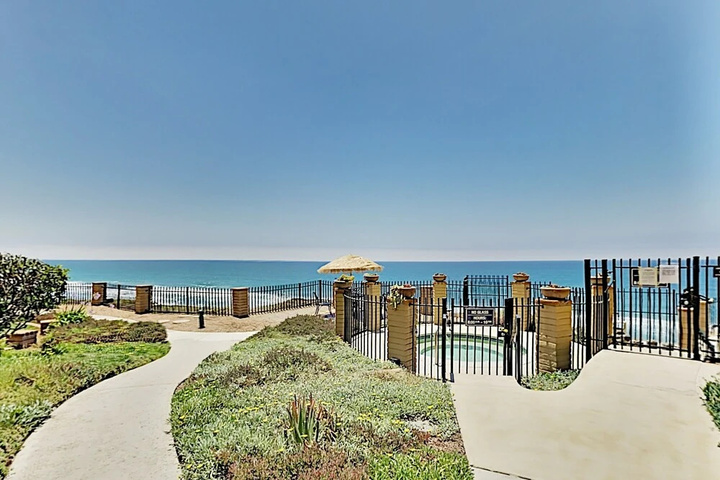 Immaculate Beach W / Pool Hot Tub & Balconies 2 Bedroom Condo
