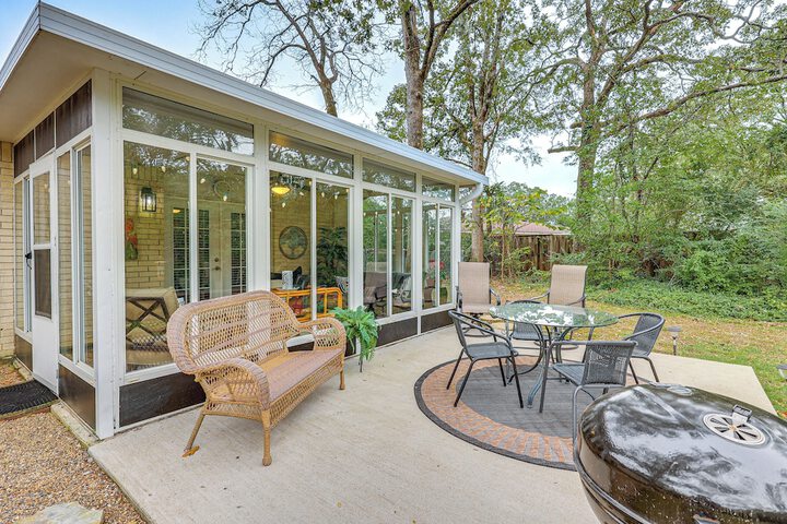 Sunroom & Yard: Charming Hot Springs Home!