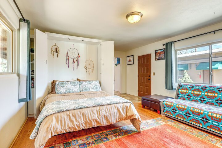 Artsy Studio w / Patio: 25 Mi to Santa Fe
