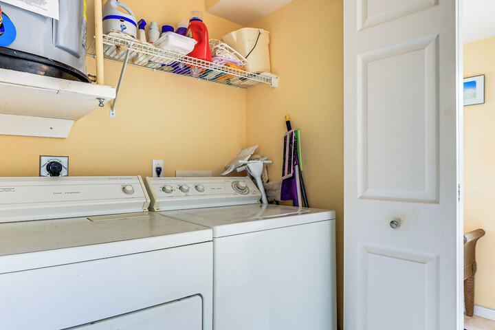 8 Mi to Beach w / Pool Access: Englewood Condo!