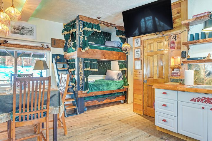 Cozy Kenai Abode w / Private Deck: 5 Mi to Ocean!