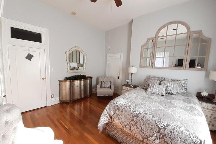 Queens Chamber w King Heavenly Bed at Nottingham Place in Wise