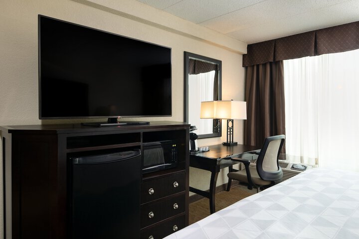 Holiday Inn Hotel & Suites Charleston West by IHG