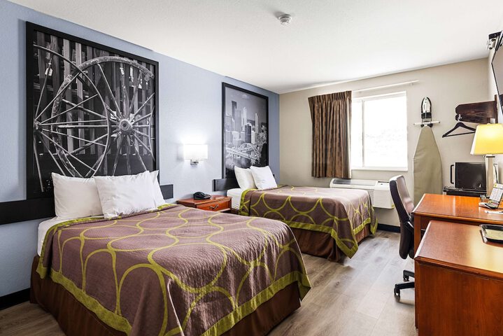 Super 8 by Wyndham Pittsburgh / Monroeville