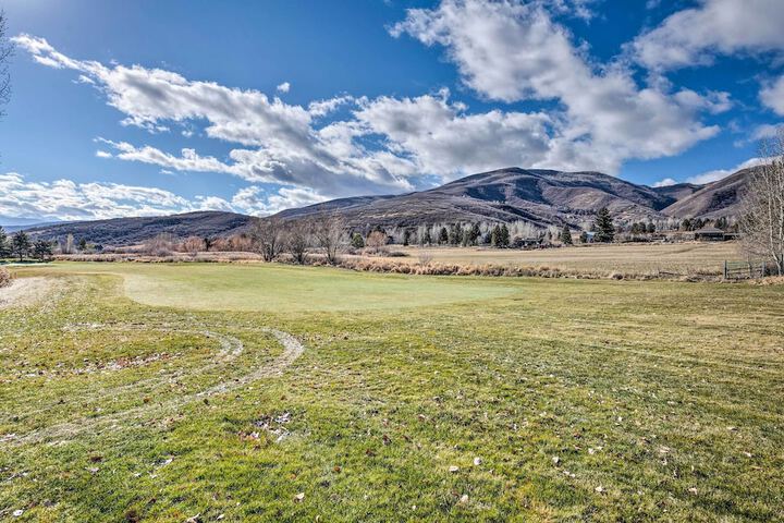 Large Cozy Midway Studio w / Mountain Views!