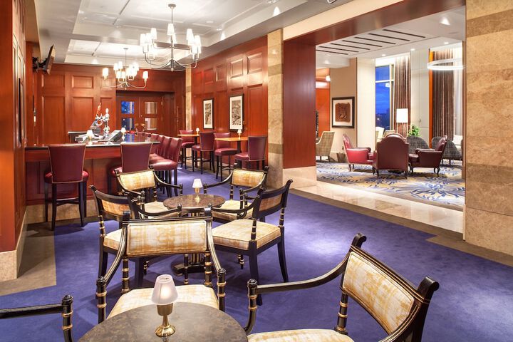 Lounge 143 of 165