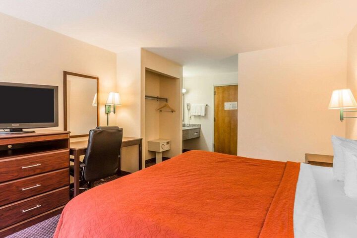 Room 8 of 33