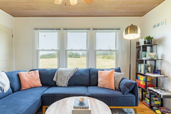 Swan Lake Cottage by Avantstay Views + Firepit