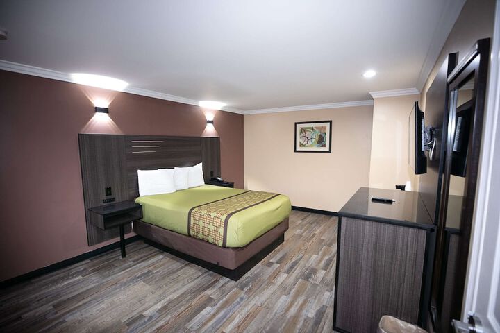 Rodeway Inn & Suites Bellflower